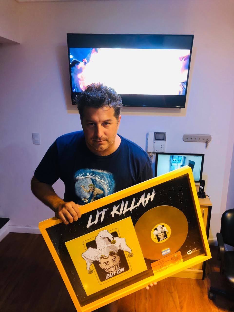 Gonzalo Novellino con el disco de oro de Bufón, de Lit Killah